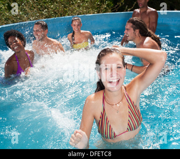 Amis jouant dans une piscine Banque D'Images