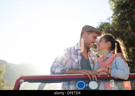 Couple rubbing noses dans un véhicule utilitaire sport Banque D'Images