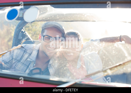Portrait of smiling couple dans un véhicule utilitaire sport Banque D'Images