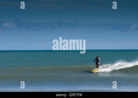 Surf à Guaeca plage, rive nord de l'Etat de Sao Paulo, Brésil Banque D'Images