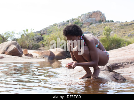 L'eau de la rivière dans le coffrage, femme Banque D'Images