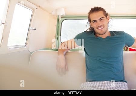 Man smiling in back seat of van Banque D'Images