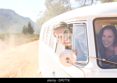 Portrait of smiling couple in camper van Banque D'Images