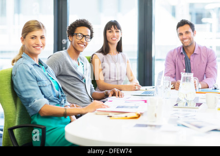 Portrait of smiling business people in office Banque D'Images