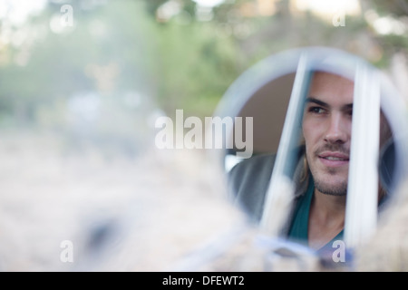 Reflet de visage de l'homme en vue de côté mirror Banque D'Images