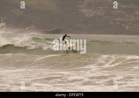 Surf à Guaeca plage, rive nord de l'Etat de Sao Paulo, Brésil Banque D'Images