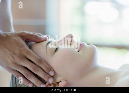 Woman having massage du cuir chevelu à spa