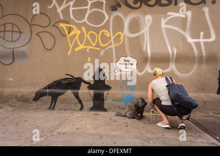 New York, USA. 06Th Oct, 2013. Les amateurs de graffiti affluent au quartier de Chelsea à New York, le jeudi 3 octobre 2013 pour voir la troisième tranche de l'art graffiti Banky l'insaisissable artiste de rue sera la création d'œuvres autour de la ville, une chaque jour, pendant le mois d'octobre accompagné d'un message enregistré satirique parodiant une visite de musée que vous pouvez obtenir en appelant le numéro 1-800-656-4271 suivi de #  et le nombre d'œuvres. L'emplacement de l'art est soit trouvé par hasard ou via le crowdsourcing. (© Richard B. Levine) Crédit : Richard Levine/Alamy Live News Banque D'Images