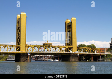 Le Tower Bridge est un pont élévateur vertical à Sacramento en Californie et s'étend sur la rivière Sacramento et est sur le registre national. Banque D'Images