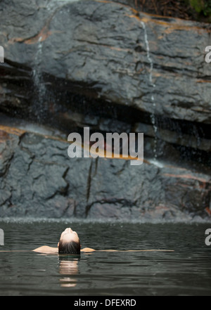 Woman swimming in pool Banque D'Images