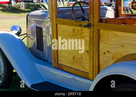 Un magnifique bâtiment restauré Chevrolet 1930 'woody' station wagon affichée à une auto show. Banque D'Images