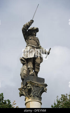 Neukamp, Allemagne. 26 août, 2013. La statue du Grand électeur Frédéric-guillaume (1620-1688) se trouve sur la colonne des 22 m de haut monument situé sur la côte sud de l'île de Ruegen Neukamp, Allemagne, 26 septembre 2013. Les colonnes de Prusse commémorer les deux atterrissages du Brandebourg et plus tard, les troupes prussiennes sur l'île dans les années 1678 et 1715. Photo : STEFAN SAUER/dpa/Alamy Live News Banque D'Images