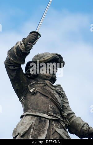 Neukamp, Allemagne. 26 août, 2013. La statue du Grand électeur Frédéric-guillaume (1620-1688) se trouve sur la colonne des 22 m de haut monument situé sur la côte sud de l'île de Ruegen Neukamp, Allemagne, 26 septembre 2013. Les colonnes de Prusse commémorer les deux atterrissages du Brandebourg et plus tard, les troupes prussiennes sur l'île dans les années 1678 et 1715. Photo : STEFAN SAUER/dpa/Alamy Live News Banque D'Images