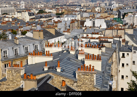 Paris, France. Voir, en regardant les toits et la cheminée tops de Montmartre. Banque D'Images