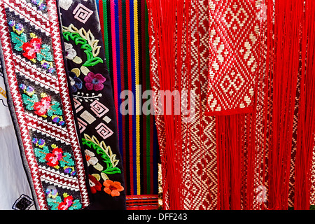 Matériaux avec broderie traditionnelle roumaine, provenant de diverses régions du pays. Banque D'Images