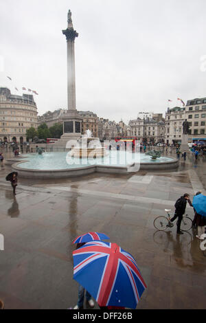 London UK. 3e octobre 2013. Les touristes à pied avec un Union Jack parapluies dans Trafalgar square un jour de pluie à Londres : Crédit amer ghazzal/Alamy Live News Banque D'Images