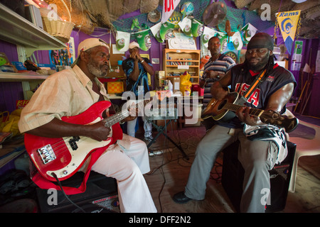 Groupe local coincé dans le Monkey Bar, Little Bay, Montserrat Banque D'Images