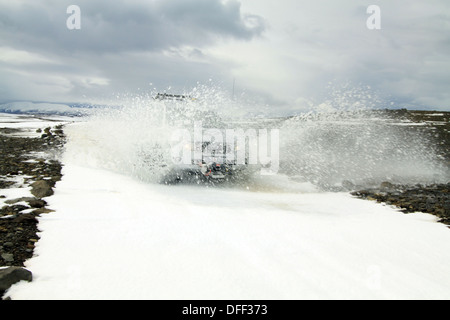 Toyota Landcruiser fortement modifiée de la conduite sur neige en Islande Banque D'Images