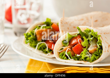 Poulet pané dans une tortilla Wrap avec laitue et tomates Banque D'Images