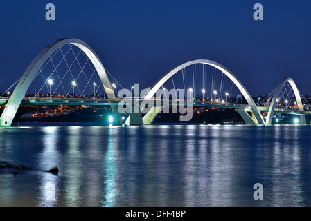 Brésil, Brasilia : Pont Juscelino Kubitschek par nuit Banque D'Images
