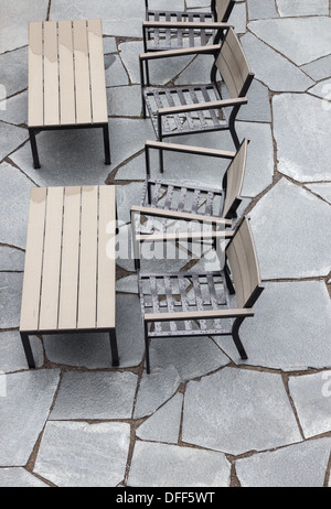 Café en plein air après la pluie, la pluie tombe sur les chaises. Banque D'Images