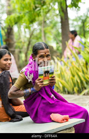 Vieille femme indienne qui attendait au Sri Sathya Sai Baba mobiles de proximité de la pharmacie de l'hôpital. L'Andhra Pradesh, Inde Banque D'Images