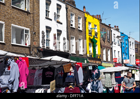 Les touristes à pied passé étals et boutiques à Inverness St à Camden, Londres le 21 août 2013. Une fois qu'une nouvelle prod Banque D'Images