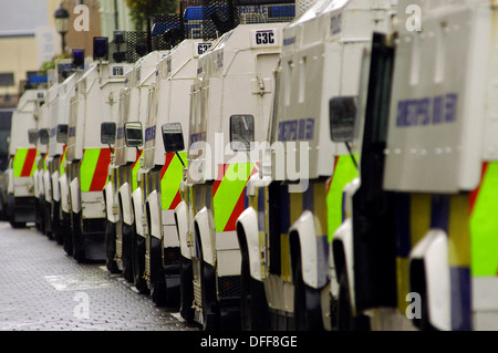 Ligne de véhicules blindés PSNI pendant un apprenti Garçons de Derry, Londonderry Derry en parade, l'Irlande du Nord. Banque D'Images