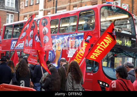 Green Lanes, Haringey, Londres, Angleterre, Royaume-Uni, 3 octobre 2013. En mars manifestants Green Lanes, le coeur de la communauté turque dans le nord de Londres comme ils protestent contre le tournage de Hasan Ferit Gedik, un homme de 21 ans à Istanbul le 29 septembre. Gedik a été tué au cours d'une manifestation contre les gangs de la drogue dans son voisinage Istanbul. Les manifestants affirment qu'il a été ciblé par les gangs qui sont aidés par des policiers corrompus. Il a été enterré aujourd'hui. Credit : Patricia Phillips/Alamy Live News Banque D'Images