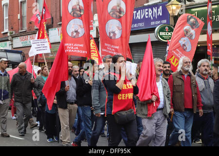 Green Lanes, Haringey, Londres, Angleterre, Royaume-Uni, 3 octobre 2013. En mars manifestants Green Lanes, le coeur de la communauté turque dans le nord de Londres comme ils protestent contre le tournage de Hasan Ferit Gedik, un homme de 21 ans à Istanbul le 29 septembre. Gedik a été tué au cours d'une manifestation contre les gangs de la drogue dans son voisinage Istanbul. Les manifestants affirment qu'il a été ciblé par les gangs qui sont aidés par des policiers corrompus. Il a été enterré aujourd'hui. Credit : Patricia Phillips/Alamy Live News Banque D'Images