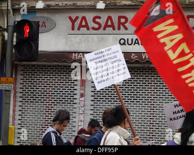 Green Lanes, Haringey, Londres, Angleterre, Royaume-Uni, 3 octobre 2013. En mars manifestants Green Lanes, le coeur de la communauté turque dans le nord de Londres comme ils protestent contre le tournage de Hasan Ferit Gedik, un homme de 21 ans à Istanbul le 29 septembre. Gedik a été tué au cours d'une manifestation contre les gangs de la drogue dans son voisinage Istanbul. Les manifestants affirment qu'il a été ciblé par les gangs qui sont aidés par des policiers corrompus. Il a été enterré aujourd'hui. Credit : Patricia Phillips/Alamy Live News Banque D'Images