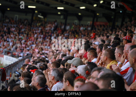 Foule de spectateurs au football match de football de la ville de Derry, Brandywell Stadium, Derry, Londonderry, en Irlande du Nord. Banque D'Images