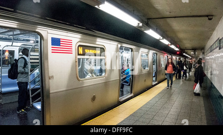 Divers passagers sur la plate-forme et à l'intérieur de la ligne de train permet de n'arrêter au Manhattan Chinatown station de métro Canal street Banque D'Images