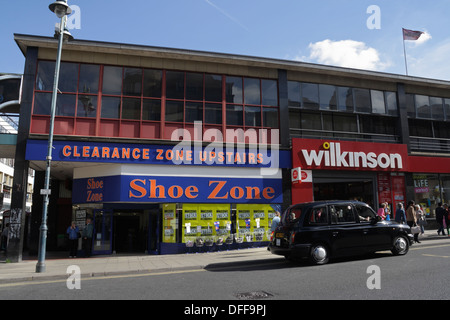 Shoe zone et Wilkinson Retail Shops dans le centre-ville de Sheffield, en Angleterre Banque D'Images