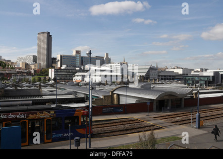 Horizon du centre-ville de Sheffield avec Super Tram et Station en premier plan. Angleterre Banque D'Images