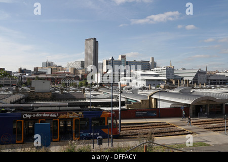 Sheffield City centre Skyline Angleterre. Avec Super Tram et Station, paysage urbain du centre-ville Banque D'Images