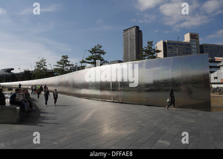 Sheaf Square dans le centre-ville de Sheffield en Angleterre et l'entrée de la gare l'eau métallique dispose d'un espace public Banque D'Images