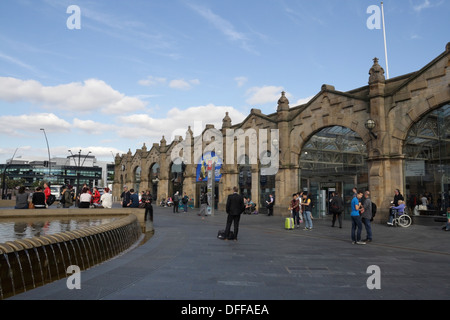 La place Sheaf à Sheffield, en Angleterre, et l'entrée de la gare Banque D'Images