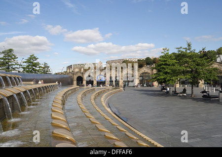 Sheaf Square à Sheffield, en Angleterre, et l'entrée de la gare ferroviaire, un point d'eau Banque D'Images