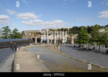 Sheaf Square à Sheffield, en Angleterre, et l'entrée de la gare, un point d'eau Banque D'Images