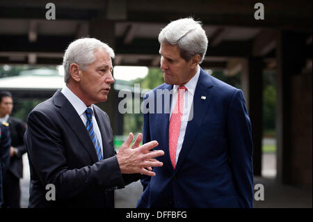 Tokyo, Japon. 06Th Oct, 2013. Le secrétaire d'Etat américain John Kerry parle avec le secrétaire à la défense Chuck Hagel après une gerbe au cimetière national de Fuchi-Chidori-Ga 3 Octobre 2013 à Tokyo, Japon. Credit : Planetpix/Alamy Live News Banque D'Images