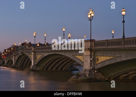 Une voiture de police se déplace sur Battersea Bridge sur la Tamise, Londres Banque D'Images