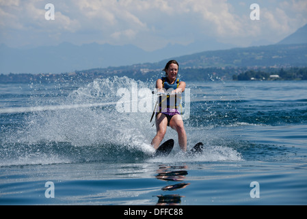 Une dame le ski nautique sur le Lac Léman Banque D'Images