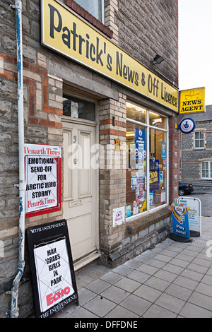 Panneaux publicitaires de journaux sur rue en dehors de la presse shop montrant titres des journaux locaux, Penarth, Pays de Galles, Royaume-Uni Banque D'Images