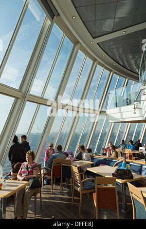 Les gens de l'avant le salon et le restaurant, cross channel ferry Dover, Royaume-Uni Banque D'Images