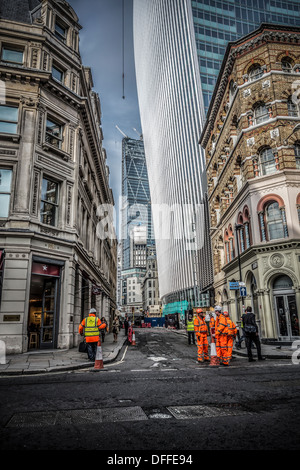 Les travailleurs de la construction à Fenchurch Street Londres avec le talkie walkie en arrière-plan Banque D'Images