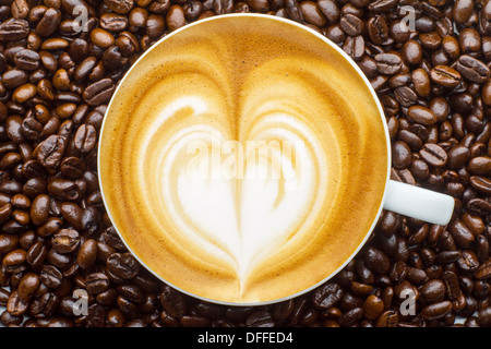 Le latte art, dans les fèves de café café contexte