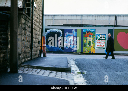 Voir l'art de rue sur les panneaux publicitaires dans une ville du nord du pays par l'artiste Walter Rochdale Kershaw Lancashire England UK 1975 KATHY DEWITT Banque D'Images