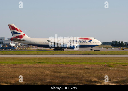 British Airways Boeing 747-436 le roulage piste à l'aéroport, l'Aéroport International de Vancouver. Banque D'Images