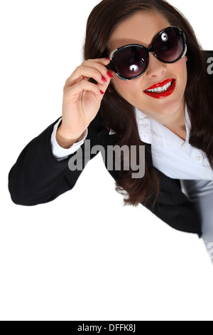 Brunette woman wearing sunglasses Banque D'Images